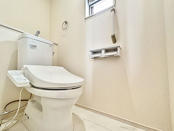 1・2階にトイレあり。階段を降りなくてもいいので便利ですね