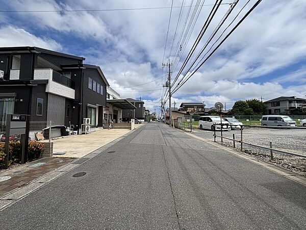 前面道路6ｍ以上で駐車しやすい広さです！
