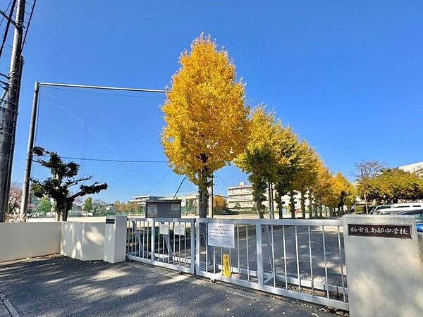南部中学校まで　1200m　徒歩約15分●南部中学校は令和5年度に創立50年目を迎えます。教育目標「心豊かなたくましい生徒」経営方針「確かな学力」と「開かれた学校」