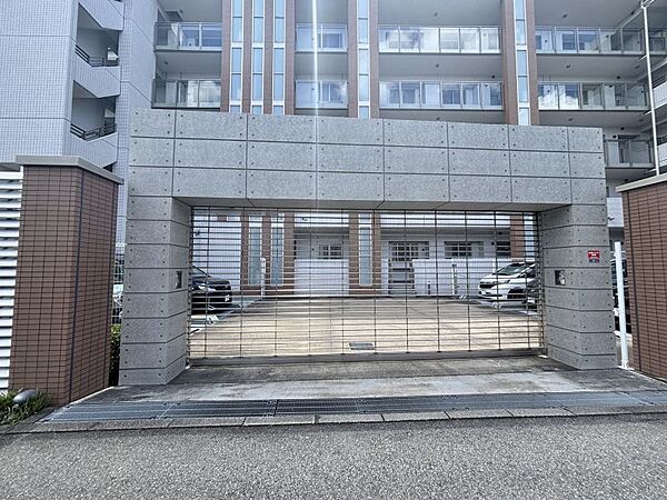 セキュリティゲート完備の安全な駐車場！敷地内も整備が行き届き快適にご利用いただけます♪