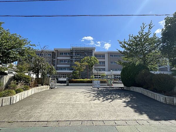 南流山中学校まで　810m　徒歩約11分●教育目標「自分の考えに自信をもち、他を思いやりながら自己実現できる生徒」自分の心と体に関心を持ち、健康な心身をつくる生徒を目指しています。