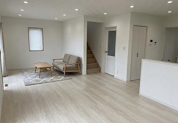 【A号地参考内観パース・プランA】建物参考価格（建物本体価格+消費税）約1,432万円。このプランの場合、外構工事費用、建物附帯工事費用で約500万円が別途必要です。