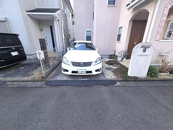 現地（2026年2月撮影）　　前面道路が約６ｍ有りますので、車庫入れも楽です
