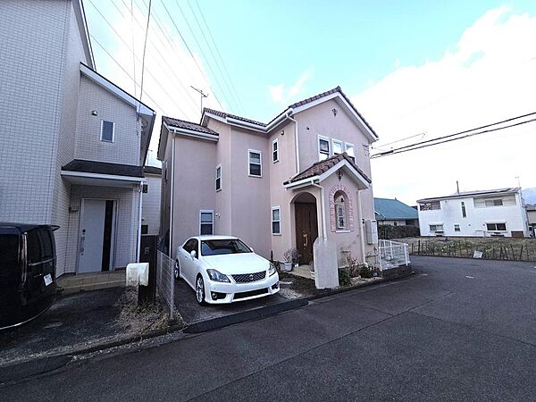 現地（2026年2月撮影）　前面道路から撮影。角地になります。柔らかなトーンの外観が街並みに自然と溶け込みます。