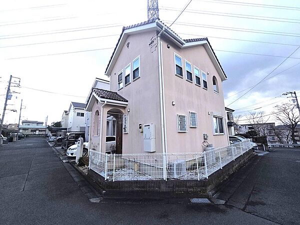 現地（2026年2月撮影）　前面道路から撮影。角地になります。自然光に映える淡色の外観は家全体を明るく優しい雰囲気に。