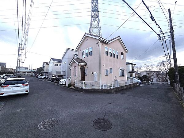 現地（2026年2月撮影）　角地になります。日差しを受けて柔らかく輝く淡い外観が住まい全体を爽やかに見せます。