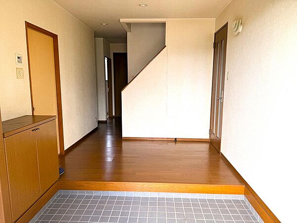 玄関内は広々しています