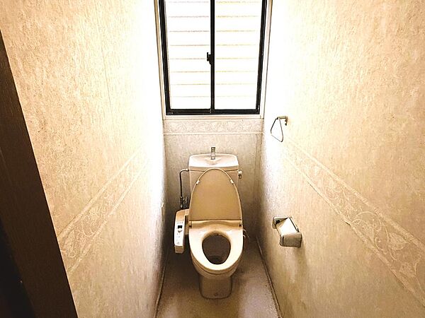 1階のトイレです。窓が付ていますので明るく自然換気も出来ます
