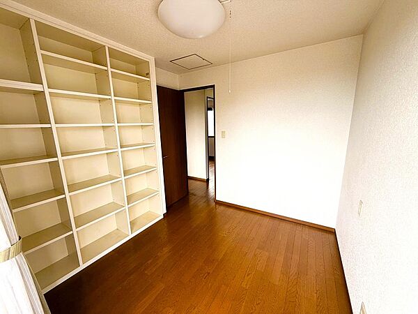 2階約5帖の洋室です。書斎として利用していました。