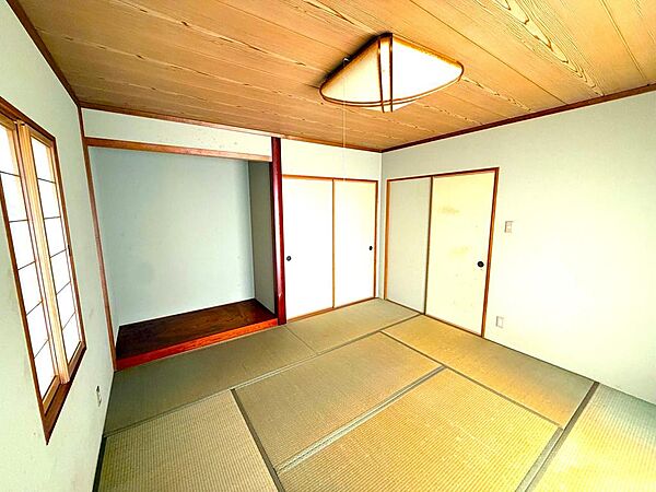 1階の8帖の和室です。床の間付きです。