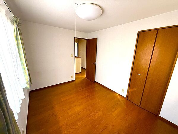 2階の約6帖の洋室です