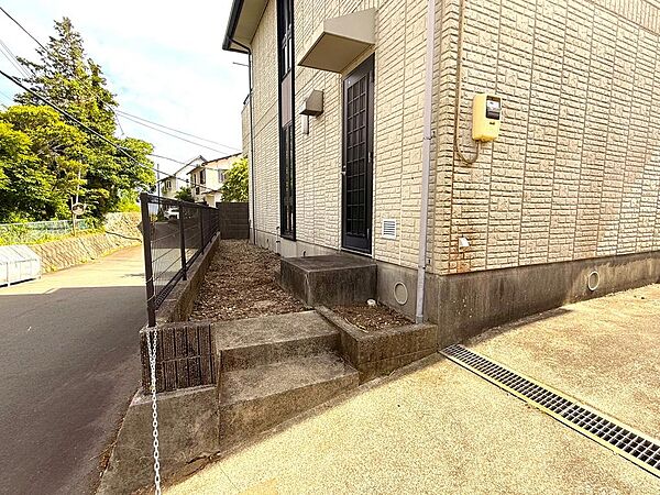 駐車場側からキッチンのある勝手口を利用出来ますので、お買い物等を運び込めます