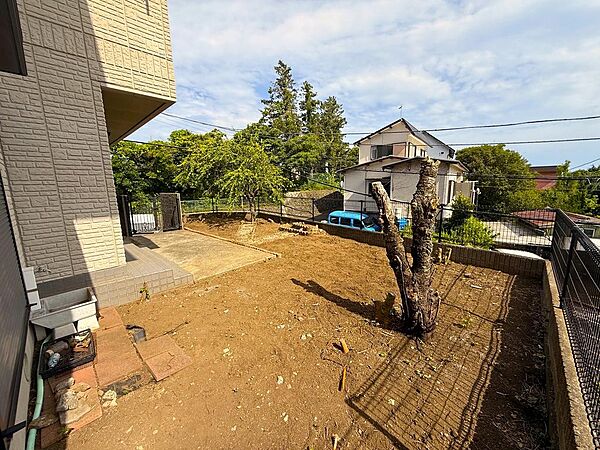 陽当たりの良い庭です。植栽は伐採済です。