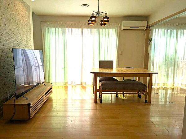開放感あふれるウッドデッキへとつながる、明るく心地よいリビングダイニングです。　天井埋込形ナノイー発生器が2基設置されていて除菌・消臭対策もしっかりです