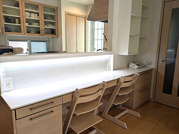 家族の気配を感じながらお料理ができる、暮らしにゆとりを生む対面式キッチンを採用。キッチン前にはカウンターが設置されています。