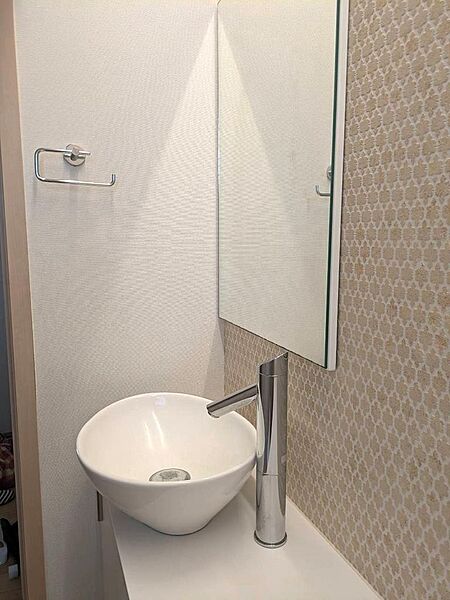 １階のトイレには可愛い円形の洗面台がと収納が設置されています