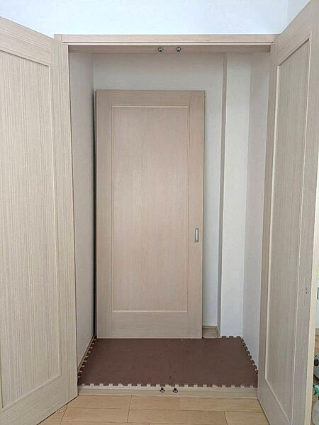 こちらも１階洋室約４．５帖の収納になります。タイプの違う収納が２ケ所付いていますので、荷物に応じてきっちり収納できます