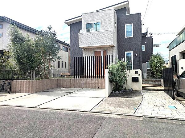 太陽光発電と蓄電池を備えた、未来を見据えた高性能な注文住宅。約68坪の敷地と約33坪の建物。ゆとりと上質さを兼ね備えた住空間です。敷地には車3台の駐車が可能です