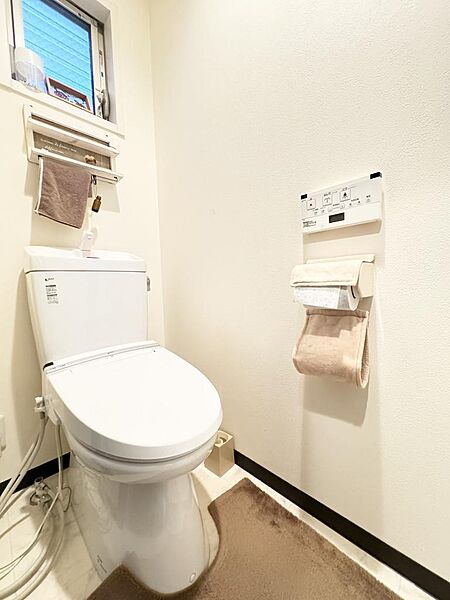 手洗いやウォシュレット機能もあるTOTOのトイレ