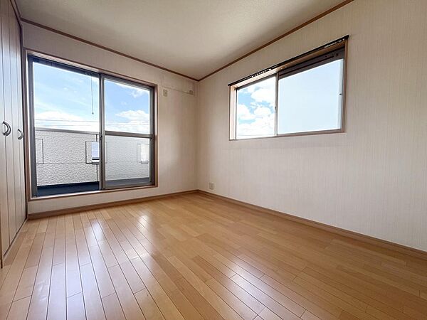 【洋室】各部屋の洋室は２面採光につき陽当たり＆通風抜 群！