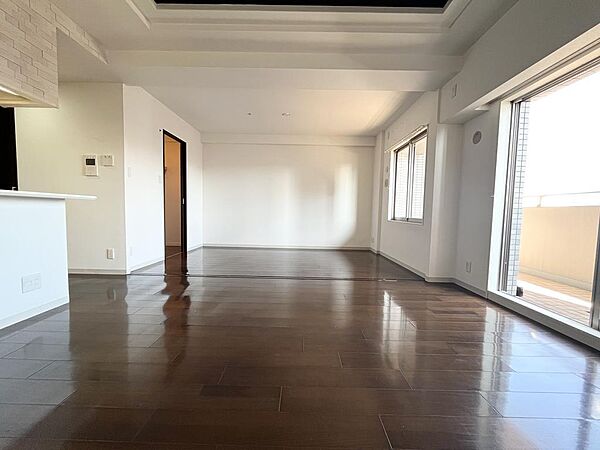 【リビングダイニング】南向きで陽当たりが良く、居心地のよい空間。大型ウォークインクローゼットもあり、散らかったリビングになりません。