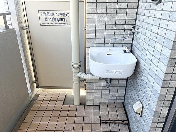 【バルコニー】嬉しいスロップシンク付き水栓。室内では気の引ける洗い物に最適です。