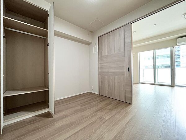 リビング横に配置された洋室　◆　間仕切りを開放することで大きなＬＤＫとしても利用可能です。