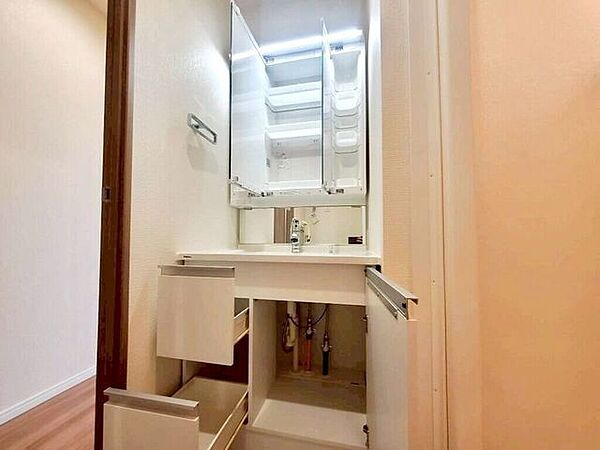 【Washroom】毎朝の準備がスムーズに。広めの洗面台と収納が使いやすい洗面所です。