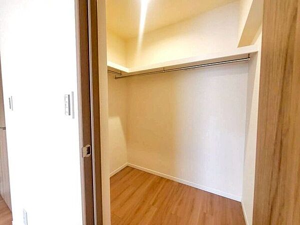 【WIC】広々としたウォークインクローゼットで、衣類や小物をすっきり収納できます。