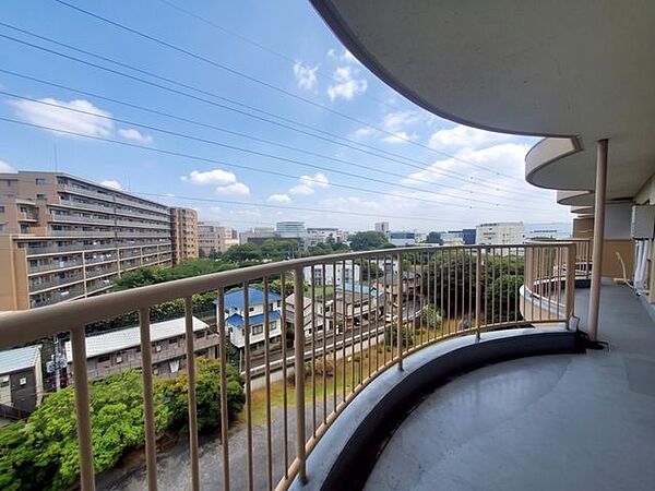 【Balcony】日当たりの良いバルコニーはお洗濯物がしっかり乾きやすく、毎日の家事にも重宝します。