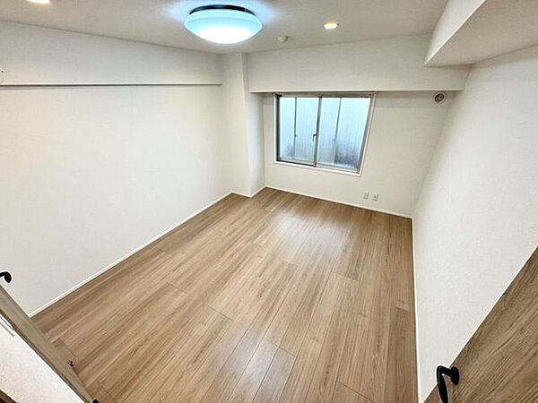【Bedroom】ナチュラルな内装で、リラックスできる空間。寝室や書斎にも最適です。