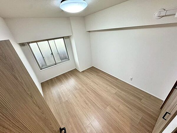 【Bedroom】洋室には収納力のあるクローゼット付き。衣類や荷物もすっきり収まります。