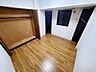 洋室：【Bedroom】洋室には収納力のあるクローゼット付き。衣類や荷物もすっきり収まります。