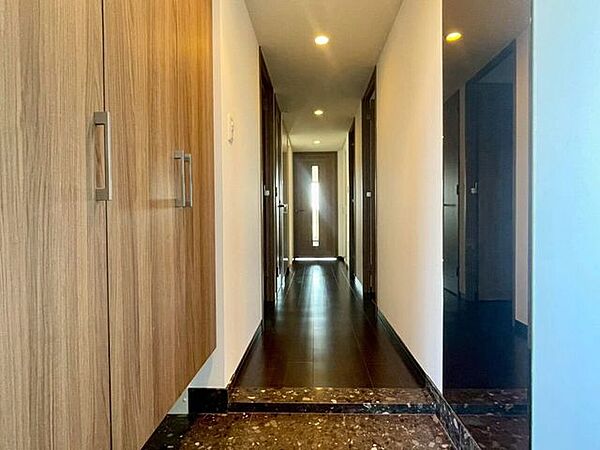【Entrance】シューズボックス完備の玄関で、靴や小物もスッキリ収納できます。