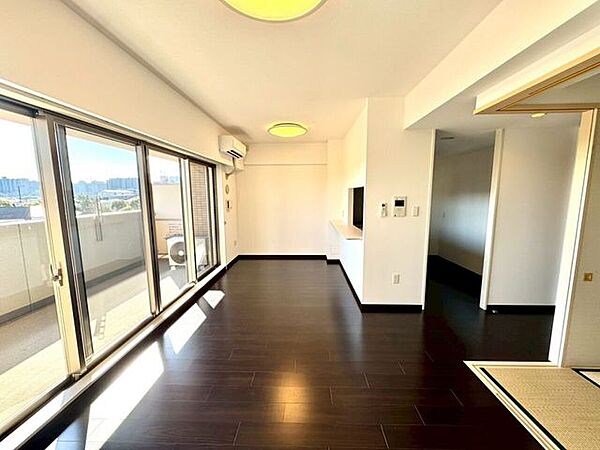 【Living】広さと明るさにこだわったリビング。家族とのコミュニケーションが弾む空間です。
