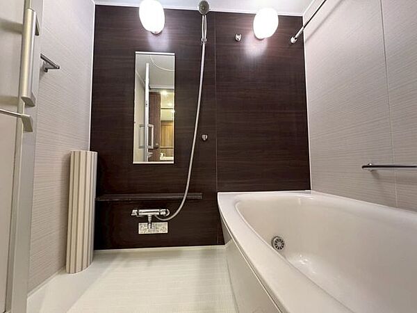 【Bathroom】広く快適な浴室で、ゆったりとお湯に浸かるひとときをお楽しみいただけます。