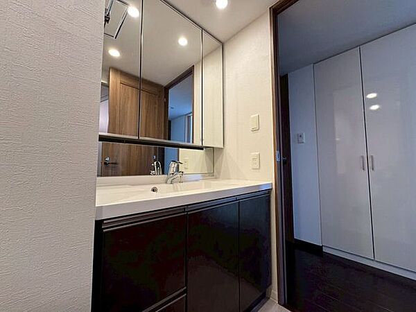 【Washroom】すっきりとしたデザインで、毎日の生活が快適に。収納も豊富な洗面所です。