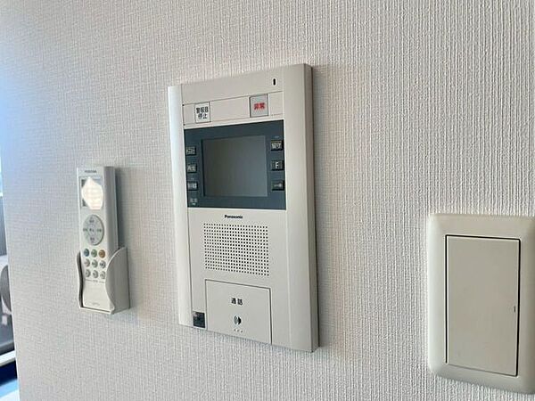 【Facilities】来訪者を確認できるモニター付きインターホンで、防犯面も安心です。