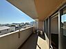 バルコニー：【Balcony】日当たりの良いバルコニーはお洗濯物がしっかり乾きやすく、毎日の家事にも重宝します。