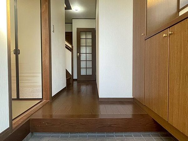 【Entrance】シューズボックス完備の玄関で、靴や小物もスッキリ収納できます。