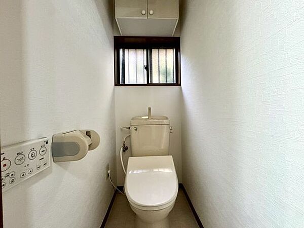 【Toilet】清潔感があり、落ち着いたデザインのトイレ。家族みんなが快適に使えます。