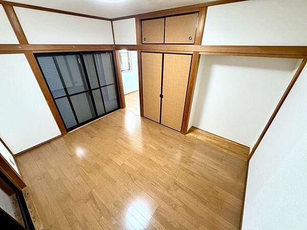 【Bedroom】明るく風通しの良い洋室。