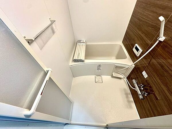 【Bathroom】広く快適な浴室で、ゆったりとお湯に浸かるひとときをお楽しみいただけます。