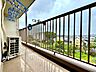 バルコニー：【Balcony】日当たりの良いバルコニーはお洗濯物がしっかり乾きやすく、毎日の家事にも重宝します。