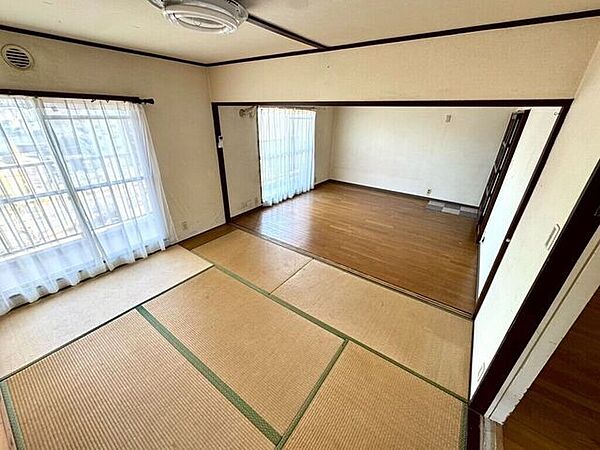 【Japanese Room】畳の香りが心地よい和室付き。くつろぎや来客用として便利です。