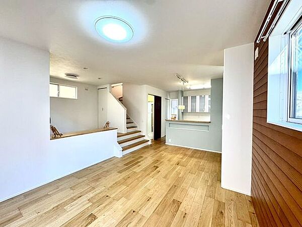 【Living】広さと明るさにこだわったリビング。家族とのコミュニケーションが弾む空間です。