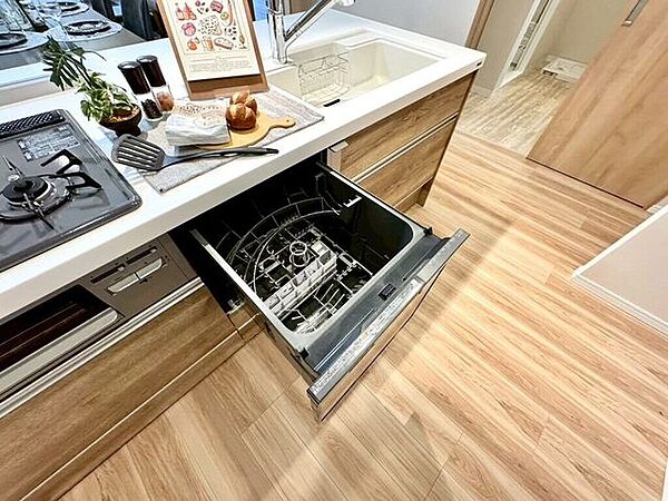 【kitchen】家事の時短に便利な食洗機付き。手洗い不要で毎日の負担を軽減します。