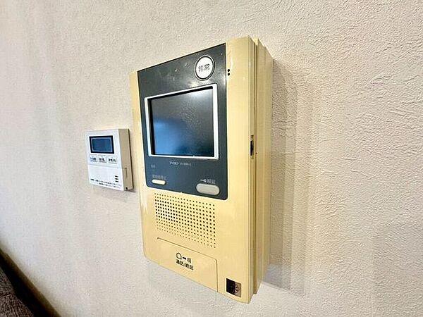 【Facilities】来訪者を確認できるモニター付きインターホンで、防犯面も安心です。