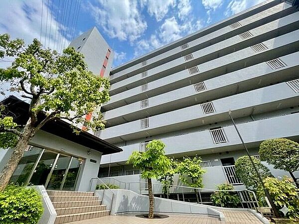 【Exterior】落ち着いた色合いの外観が街並みに馴染む、シンプルで親しみやすいマンションです。