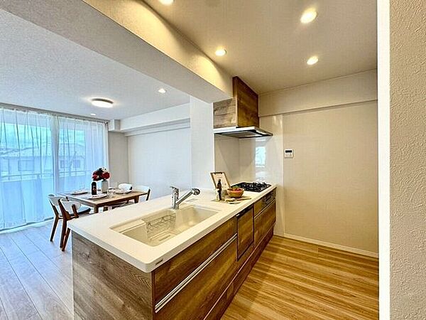 【kitchen】効率よく使える広々キッチン。収納力も高く、料理の時間がスムーズに。